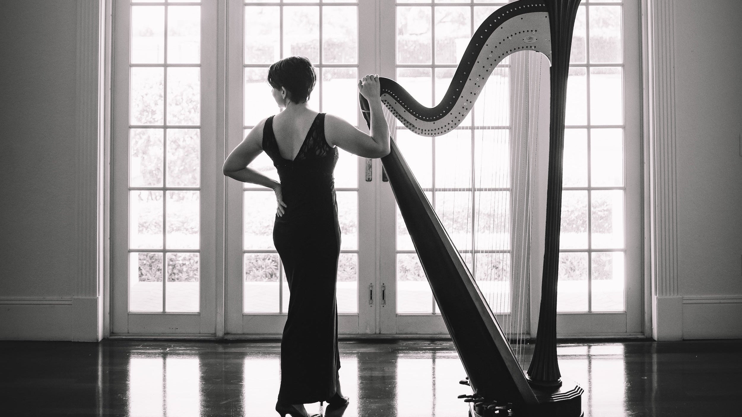 Harpist Elizabeth Louise